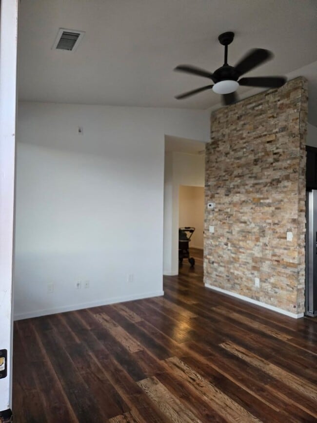 Building Photo - 2 Bed 1 Bath In Rimrock Contact Property P...