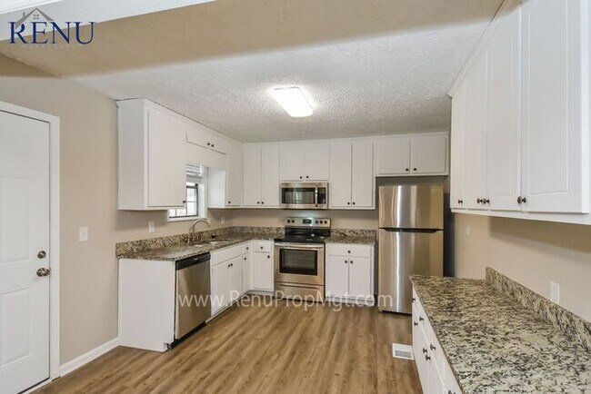 Building Photo - Now Available! 5 Bedroom 2.5 Bath!