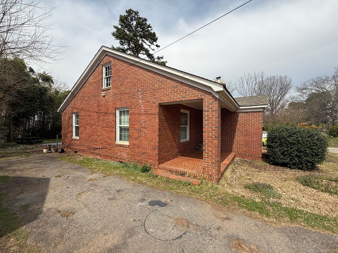 Foto principal - Uptown Charlotte Home in quiet neighborhood