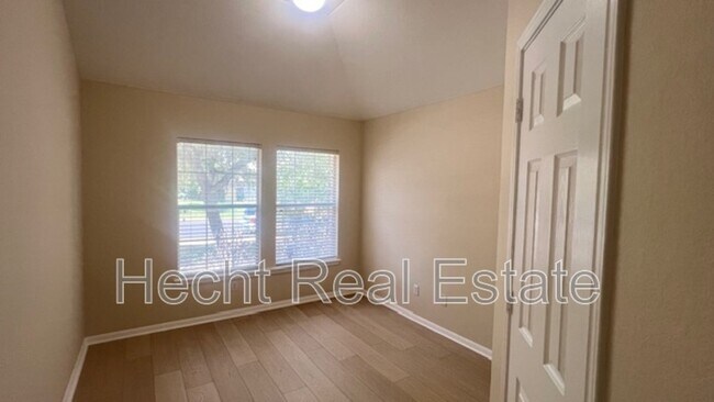 Foto del edificio - 1712 Bush Coat Ln