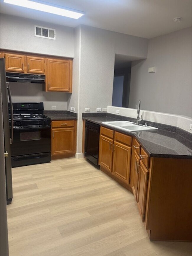 Building Photo - Downstairs unit with 3 bedroom and with two baths