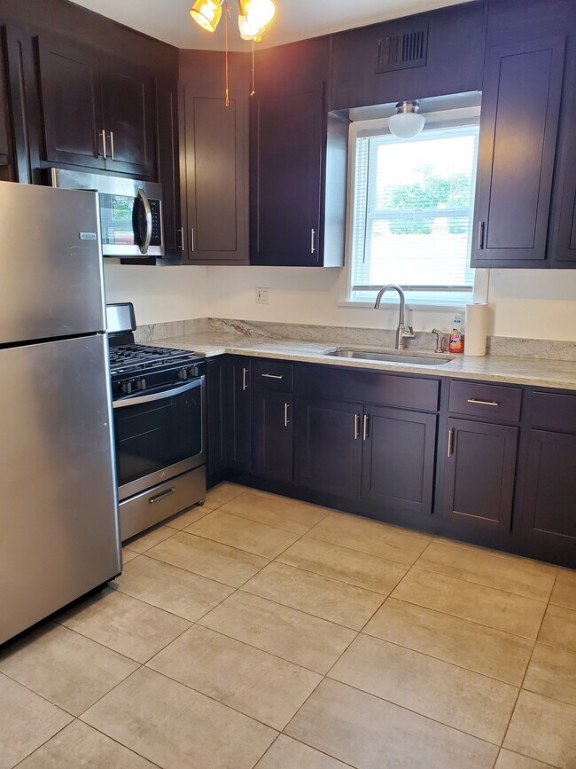 Kitchen - 5751 W Warwick Ave