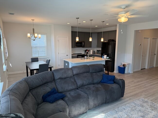 Building Photo - 48 Garden Row Dr S