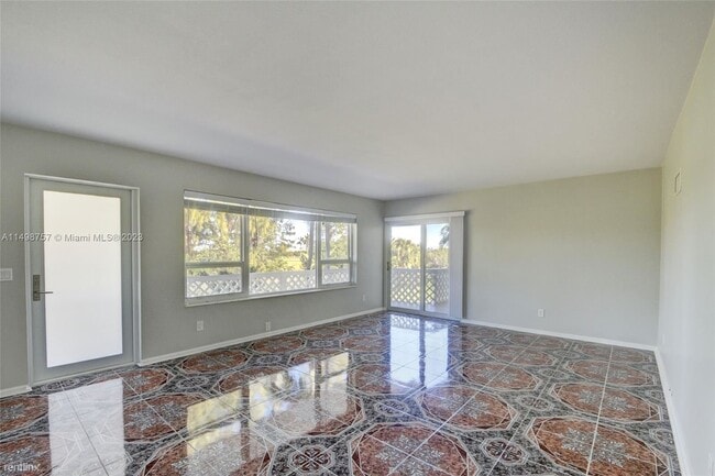 Building Photo - 3 br, 3 bath House - 131 N Golfview Rd Apt 4