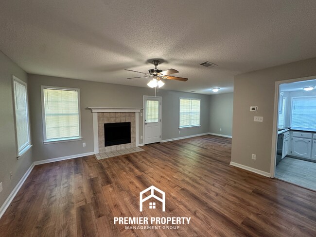 Foto del edificio - Newly Renovated Cordova Gem | 3BR/2.5BA with Soaking Tub & 2-Car Garage