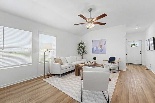 Foto del edificio - 4 Bed, 2 Bath Home !!