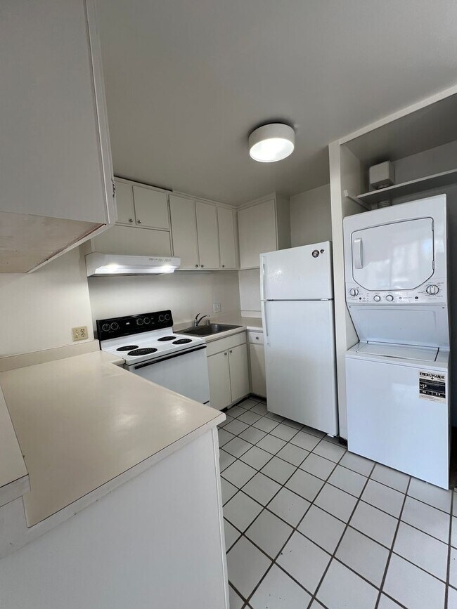 Building Photo - Super Convenient location in Town, close t...