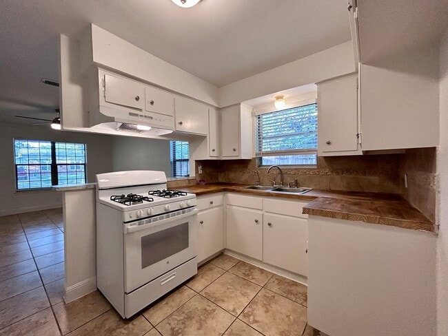 Foto del edificio - 6200 Palm Cir