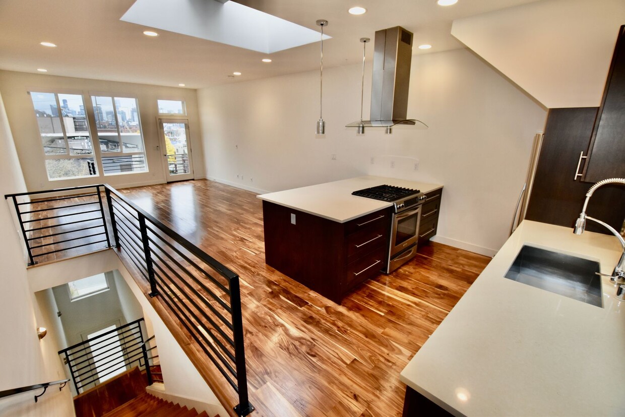 Primary Photo - Gorgeous Eastlake Townhome - Stellar Locat...
