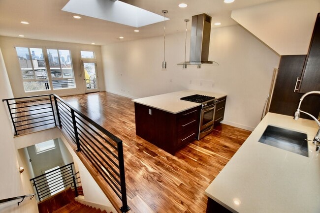 Gorgeous Eastlake Townhome - Stellar Locat... - Gorgeous Eastlake Townhome - Stellar Locat...