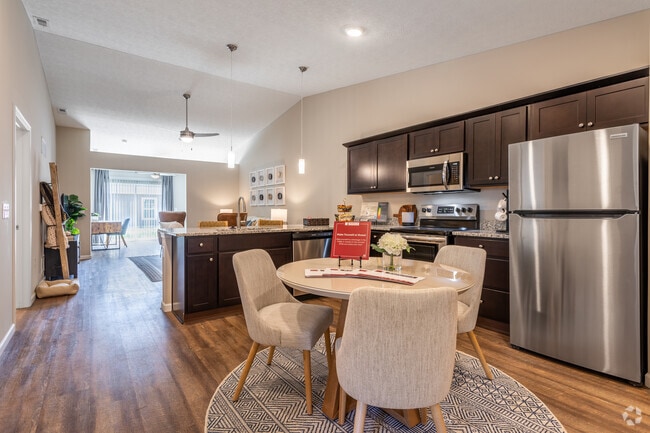 Interior Photo - Redwood Groveport