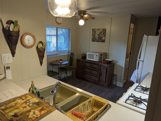 Building Photo - 1334 Boucher St