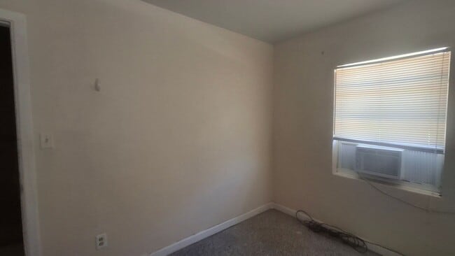Foto del edificio - MOVE IN READY!!!