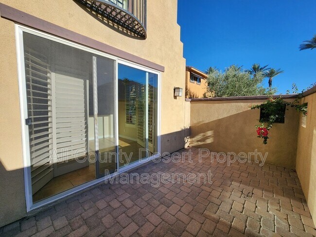 Foto del edificio - 52194 Rosewood Ln