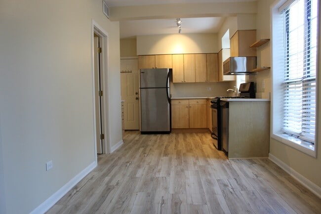 Building Photo - 527 N Marshfield Ave