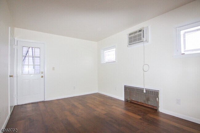 Building Photo - 82 Rutgers St