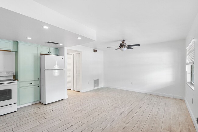 Building Photo - ST PETE APARTMENT FOR RENT!!