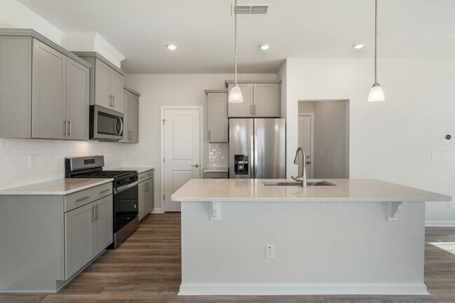 Foto del edificio - **Applications Pending** Available NOW! Ne...