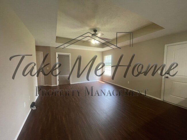 Building Photo - 3 Bedroom in Ozark!