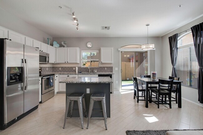 Cocina - 2250 E Deer Valley Rd