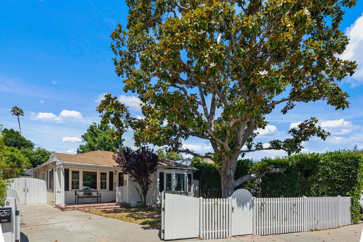 Primary Photo - 4221 Sunnyslope Ave