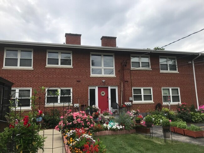 Building Photo - 1521 Balmoral Ave