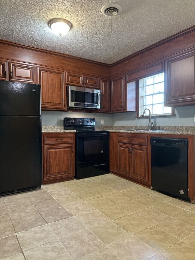 Foto del edificio - Great 3 Bedroom 2 Bathroom Available Now
