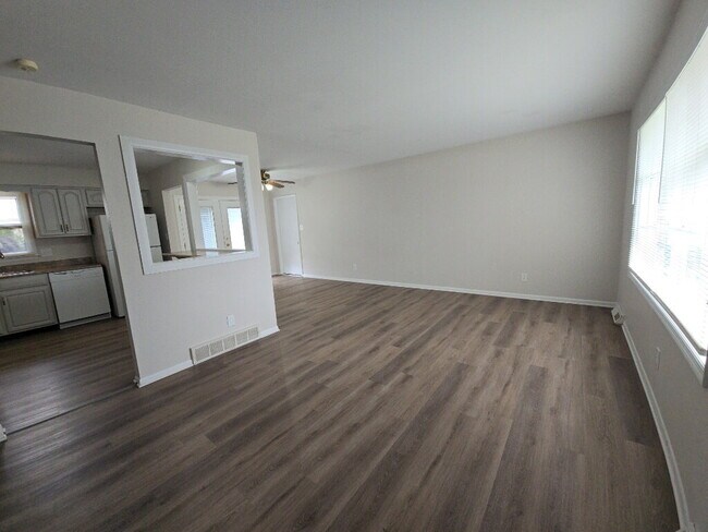 Foto del edificio - 422 Meadow Ln