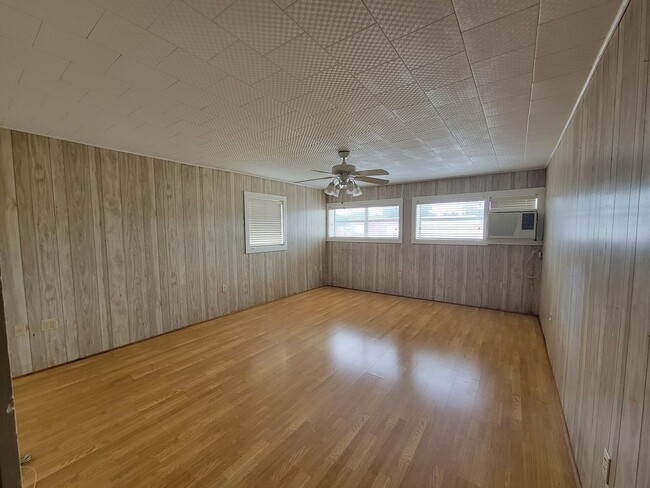 Building Photo - 2 Bed/1 Bath Upstairs Apartment