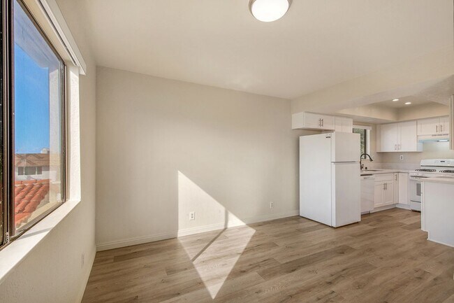 Building Photo - 325 Encino Ln