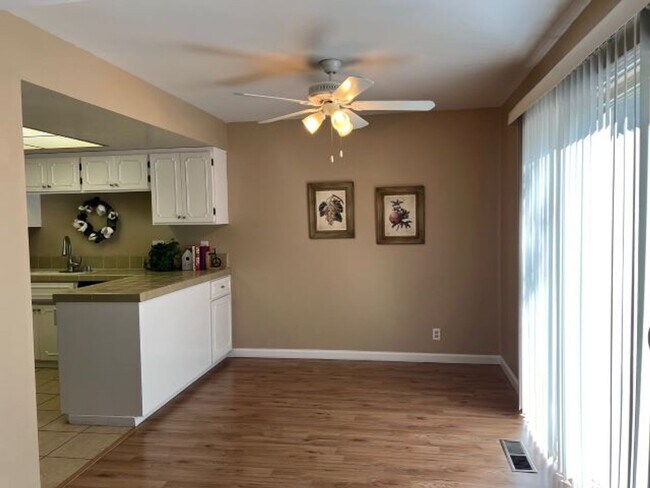 Foto del edificio - Spacious Los Gatos town home with two car garage.