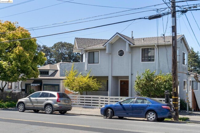 Building Photo - 4033 Lincoln Avenue Unit 2