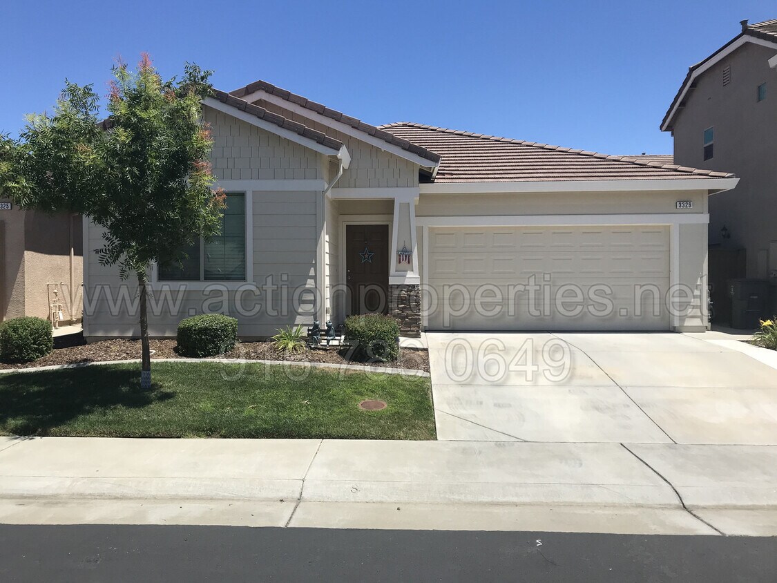 Foto principal - Gated Single Story, 2 Bedroom 2 Ba, Covere...