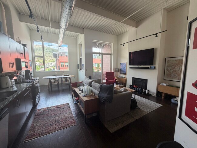 Open floor plan - 361 Robinson St