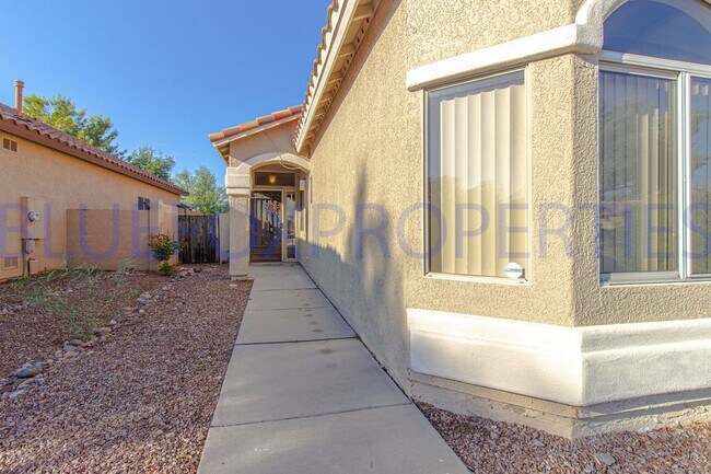 Building Photo - NW side home 4 BD 2 BTH Large Backyard