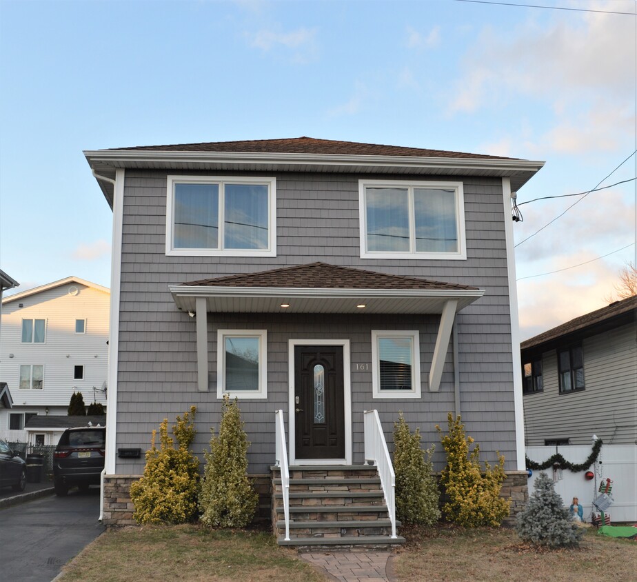 161 Orchard St, Elmwood Park, NJ 07407 Room for Rent in Elmwood Park