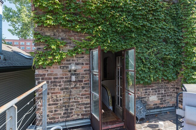 Building Photo - 154 W Schiller St