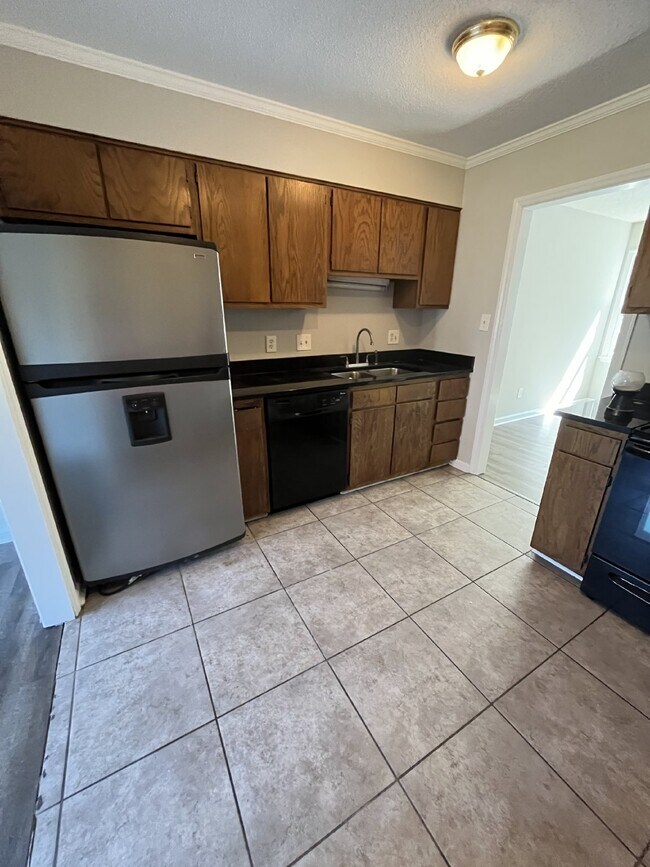 Building Photo - Townhome in Greensboro