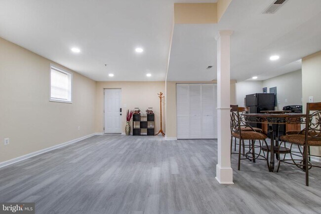 Building Photo - 7602 Mezmer Ln