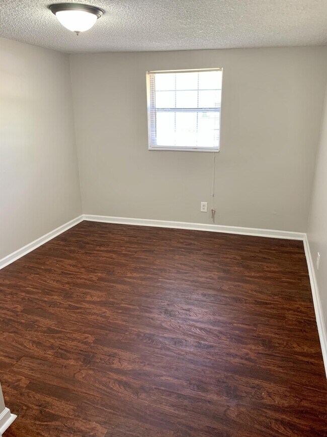 Foto del edificio - 7738 Plummer Rd