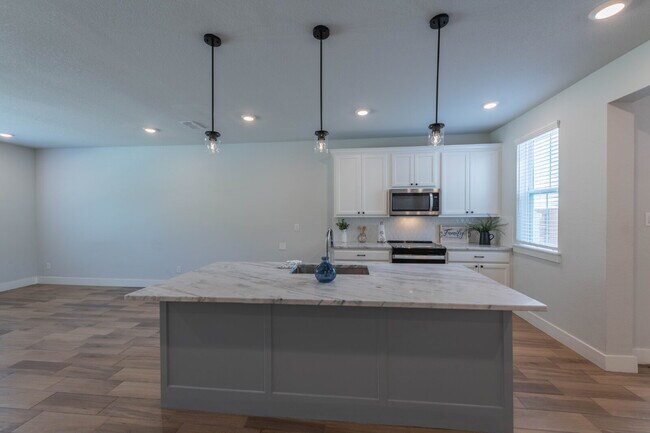 Building Photo - Dreamy Townhome!