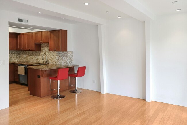 Building Photo - 33 Crescent Avenue, Unit 33