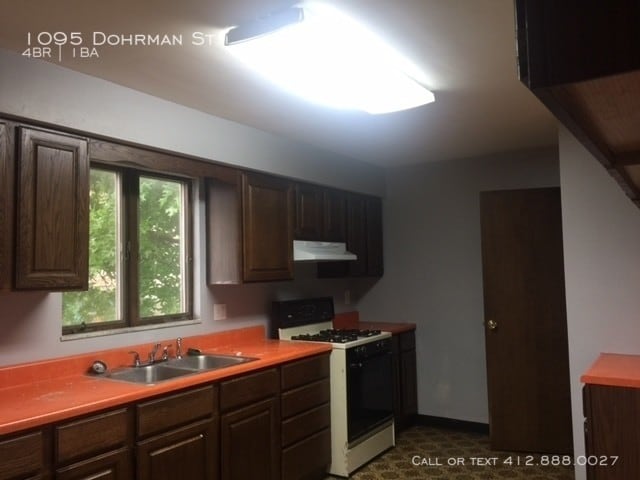 Building Photo - Large  4 Bedroom house in McKees Rocks