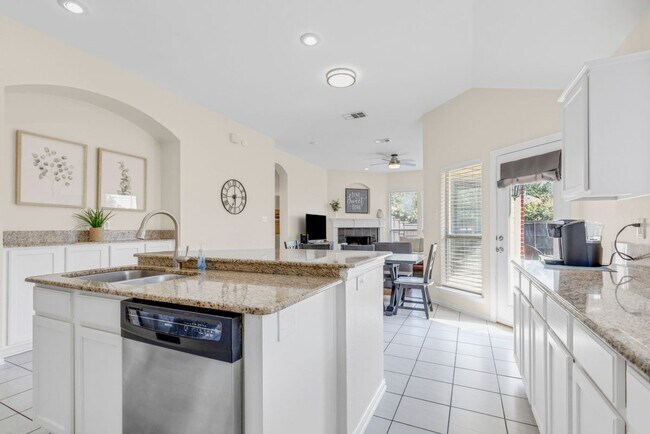 Building Photo - 1438 Royal Oaks Dr
