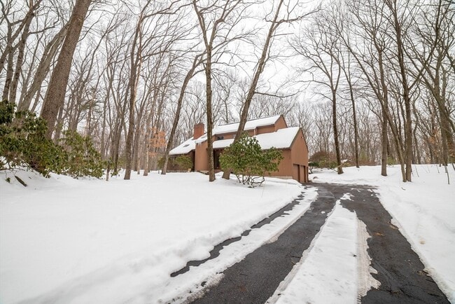 Building Photo - 160 Floral St