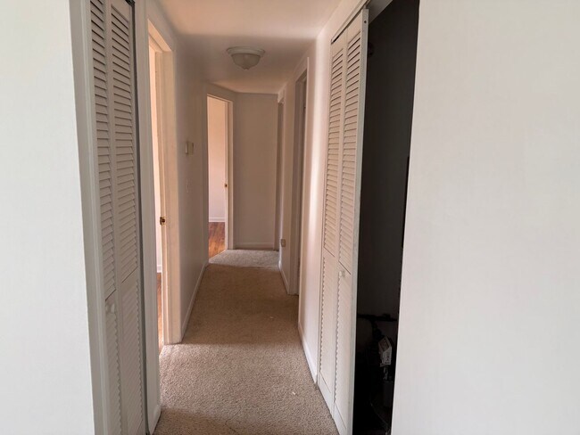 Foto del edificio - 3 bedroom 1 bath, fenced in back yard, one car attached garage