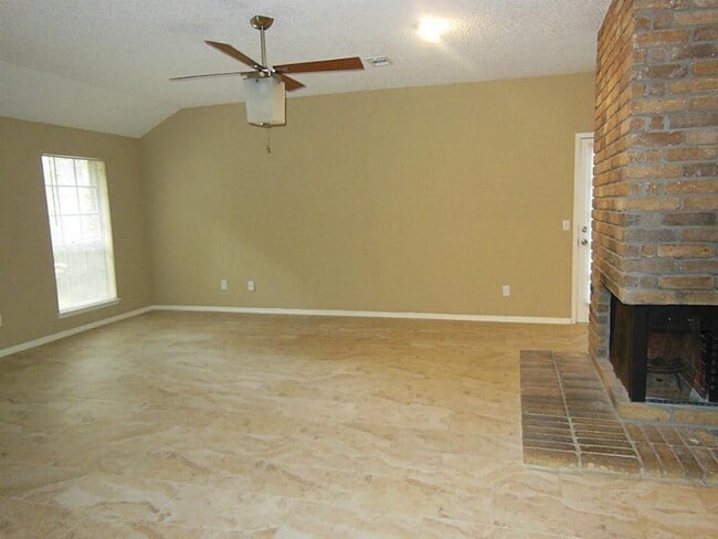 Building Photo - 15 Rockridge Dr