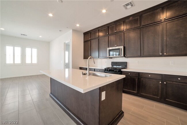 Quartz Island - Cabinets up to 10' ceiling - 9021 Skye Treeline St