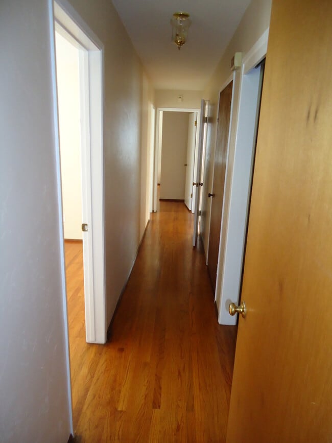 Building Photo - 1629 Linbrook Dr