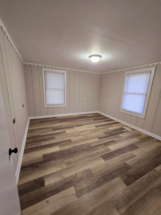 Building Photo - Newly renovated home in convenient location